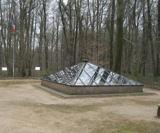 fosse dans le bois de Saint Rémy la Calonne